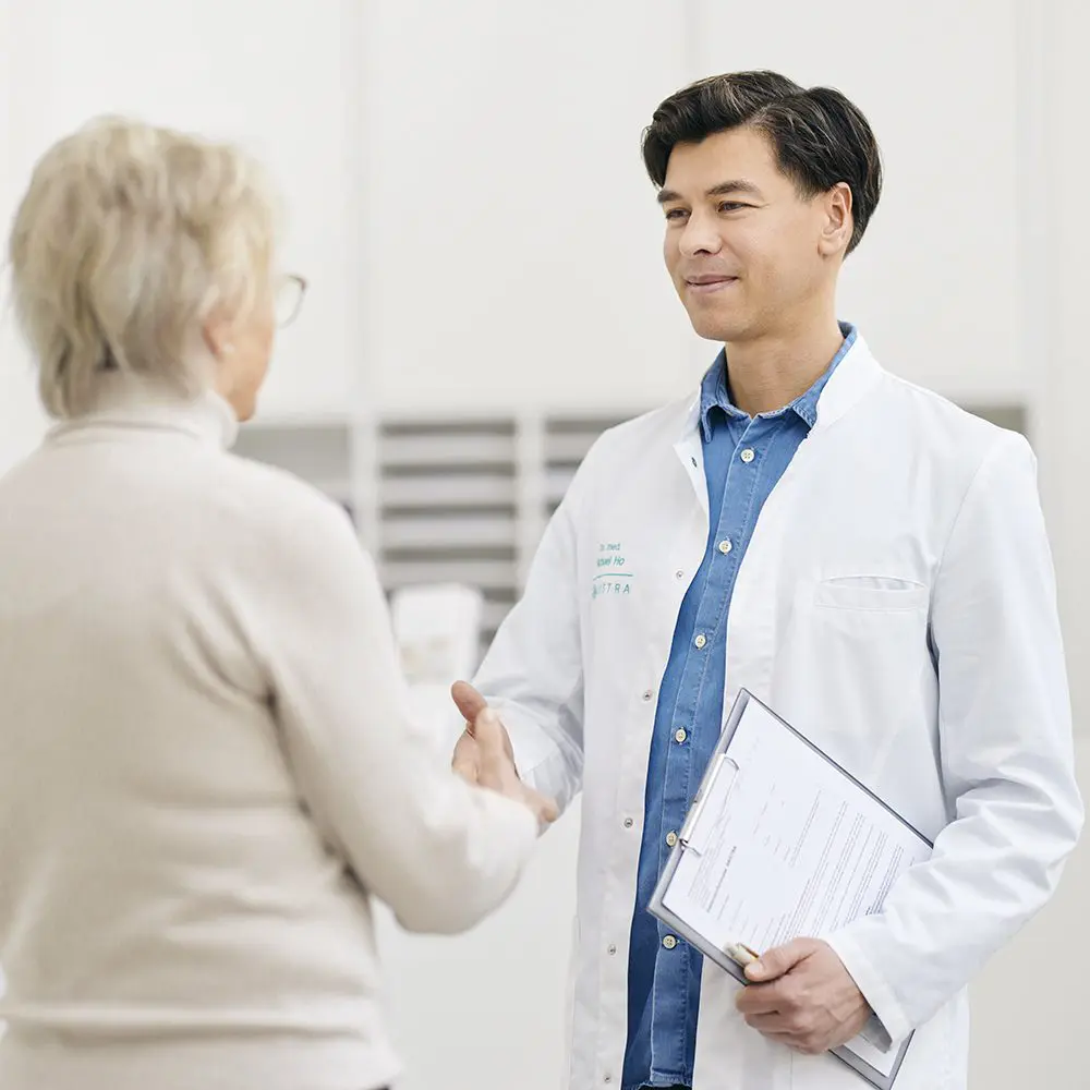 Dr. Ho begrüßt Patientin