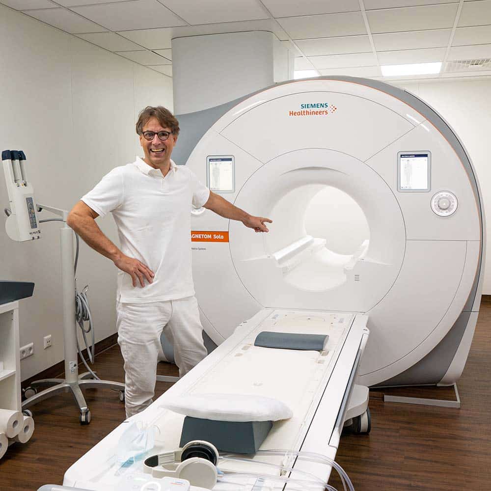 Radiologe Ditz Gunzenhäuser mit MRT-Gerät